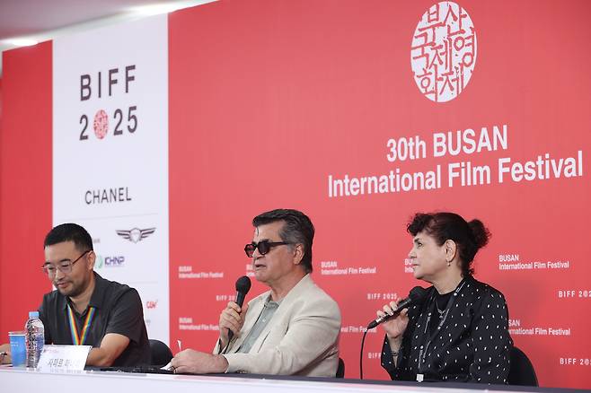 자파르 파나히 감독이 18일 부산 해운대구 영화의전당에서 제30회 부산국제영화제 올해의 아시아영화인상 갈라 프레젠테이션 ‘그저 사고였을 뿐’ 기자회견을 하고 있다. 연합뉴스