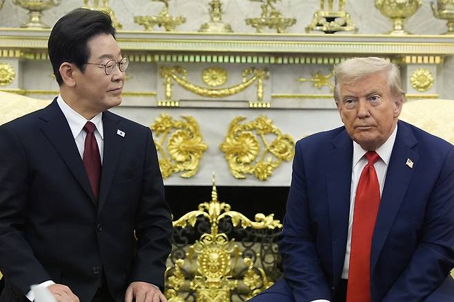 U.S. President Donald Trump, right, meets with South Korean President Lee Jae Myung in the Oval Office of the White House in Washington on Aug. 25. [AP/YONHAP]