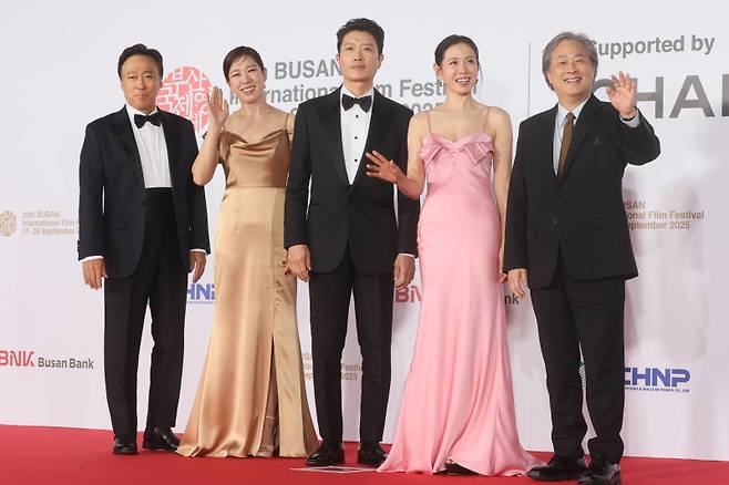 부산국제영화제 개막작 '어쩔수가없다'의 배우 이성민, 염혜란, 박희순, 손예진, 박찬욱 감독(왼쪽부터)이 17일 부산 해운대구 우동 영화의전당에서 열린 제30회 부산국제영화제 레드카펫에서 포즈를 취하고 있다. 연합뉴스