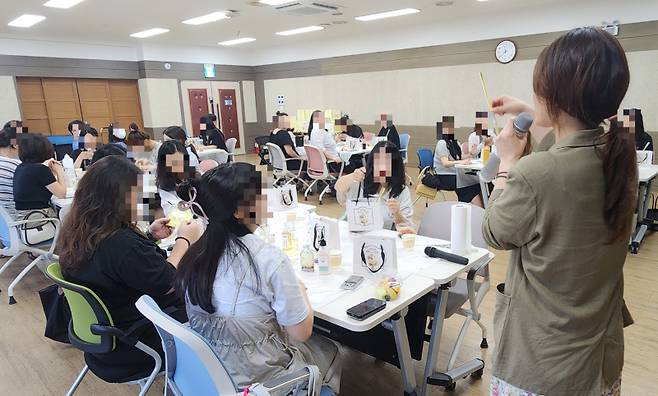 17일 거제시보건소 모자보건실 전문 강사가 임산부 및 배우자에게 임신기 화장품 사용법을 설명하고 있다.&nbsp;
