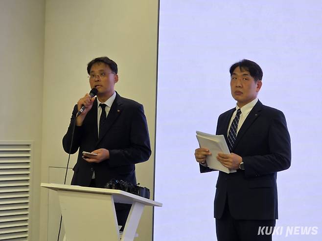 (왼쪽)김영걸 KT 서비스 프로덕트 본부장과 구재형 KT 네트워크 기술본부장이 18일 서울 종로구 KT 광화문 West 사옥에서 열린 KT 소액결제 피해 관련 대응 현황 발표 기자회견을 통해 질문에 답하고 있다. 정우진 기자