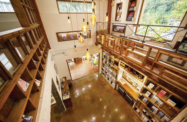 옛 건물의 골격을 살린 서학예술마을도서관.