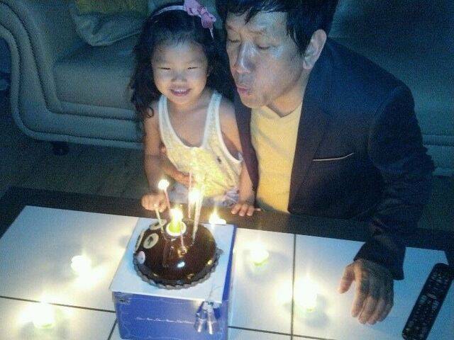 뮤지션 지노박이 2011년 한국으로 돌아오기 직전 미국 조지아주에서 세 살 된 딸 예원이와 생일 케이크 촛불을 불고 있다. 지노박 제공