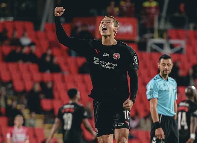 조규성이 18일(한국시간) 덴마크 올보르의 포틀랜드 파크에서 열린 2025-2026 덴마크축구협회컵 3라운드 올보르BK와의 경기에서 골을 넣은 뒤 주먹을 불끈 쥔 채 포효하고 있다. 미트윌란 인스타그램 캡처