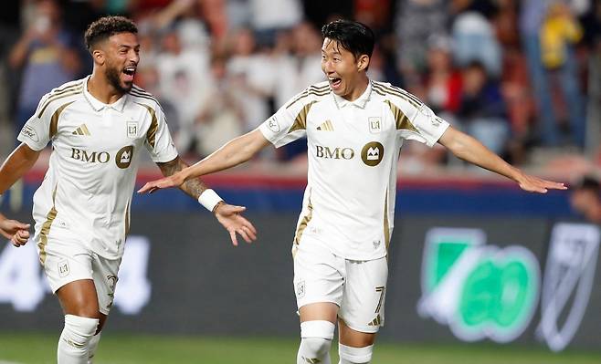 LAFC의 손흥민(오른쪽)이 18일(한국시간) 미국 유타주 샌디 아메리카 퍼스트 필드에서 열린 레알 솔트레이크와의 2025 메이저리그사커(MLS) 정규리그 경기에서 골을 넣은 뒤 동료 데니스 부앙가와 함께 기뻐하고 있다. AFP연합뉴스