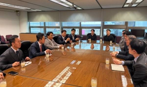 경기도의회 김성수·김도훈·최병선·이영주·이상원 의원이 지역 교육·문화·체육 발전 및 국제적 교류 확대를 위해 서울 주한타이베이대표부를 찾아 세부적 방안을 논의하고 있다. 경기도의회 제공.