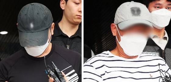 KT 무단 소액결제 사건의 피의자인 중국 국적 남성 A씨(왼쪽)와 B씨가 18일 구속 전 피의자 심문(영장실질심사)에 출석하기 위해 경기도 수원영통경찰서 유치장에서 나오고 있다. 연합뉴스