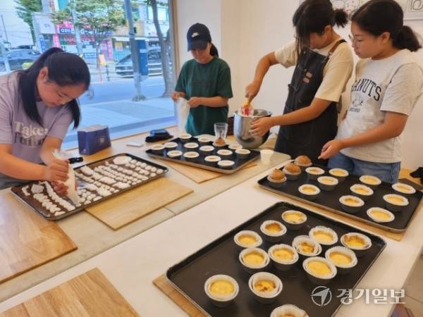 ‘구리 라온제나 공유학교’ 직업체험 & 창업도전기(파티쉐) 수업 모습. 박화선기자