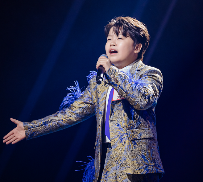 노련한 무대 매너와 짙은 트로트 감성을 선보인 MBN 한일가왕전의 황민호.