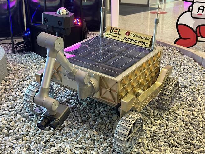 LG는 17일 서울 마곡 LG사이언스파크에서 이틀간 슈퍼스타트 데이 2025 행사가 개최된다고 밝혔다. 사진은 LG의 카메라 모듈, 배터리 셀, 통신 모듈용 안테나가 탑재된 무인탐사연구소의 달 탐사 로버 모습. [사진 = LG]