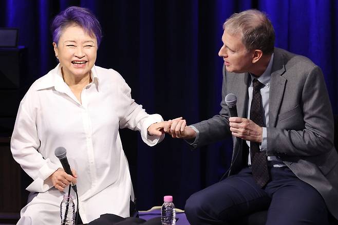 18일 기자간담회에 참석한 바이올리니스트 정경화(왼쪽)와 피아니스트 케빈 케너.  연합뉴스