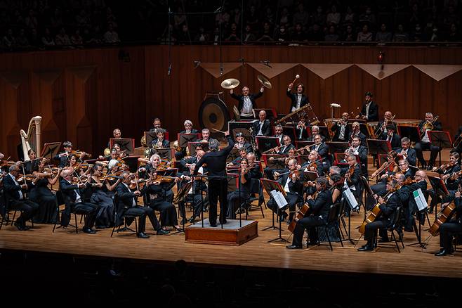 17일 서울 예술의전당 콘서트홀에서 ‘36년 동행’의 하모니를 선보이고 있는 지휘자 정명훈과 이탈리아 라 스칼라 필하모닉. 사진제공=마스트미디어·(c)Rowan Lee