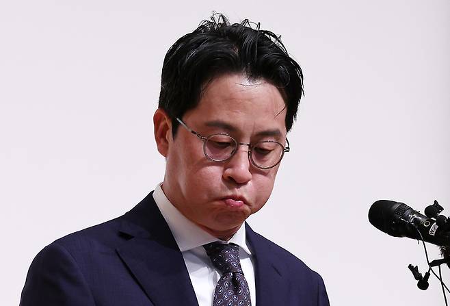 조좌진 롯데카드 대표이사가 18일 서울 중구 부영태평빌딩 컨벤션홀에서 열린 언론 브리핑에서 롯데카드 대규모 해킹 사고 관련 대국민 사과를 마친 뒤 물을 마시고 있다. [사진 = 뉴스1]