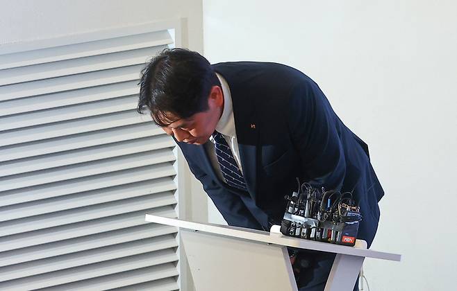 구재형 KT 네트워크부문 네트워크기술본부장이 18일 서울 종로구 KT광화문빌딩에서 열린 KT 소액결제 피해 관련 대응 현황 발표 기자회견에서 허리 숙여 사과하고 있다. [사진 =  연합뉴스]