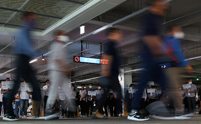 차량으로 이동하는 미국 구금 한국인 근로자들. [연합뉴스]