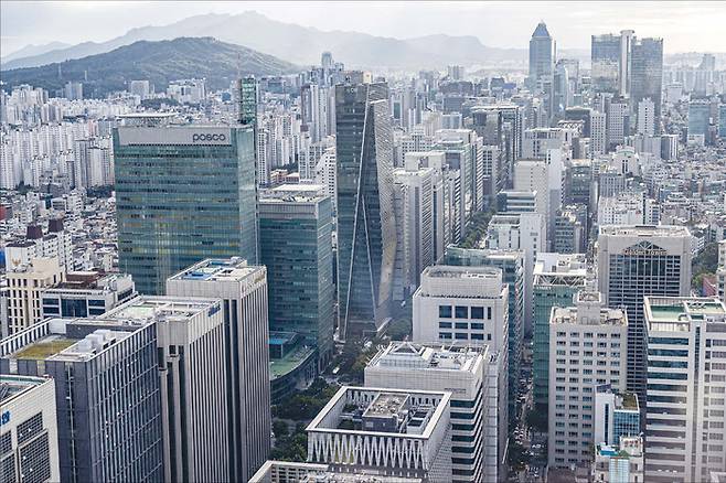 더불어민주당이 자사주 소각 의무화 법안을 추진하면서 재계가 불안해하는 모습이다. 사진은 서울 강남권 업무시설 전경. (매경DB)