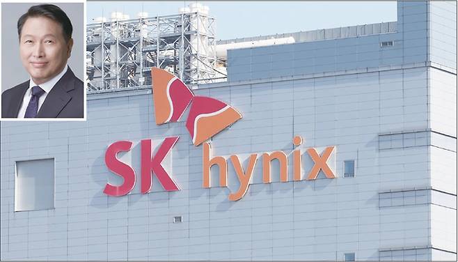 SK하이닉스의 ‘역대급’ 성과급이 직장인 사이에서 화제다. SK하이닉스는 최근 매년 영업이익 10%를 성과급으로 지급하기로 확정했다. 재계에선 SK하이닉스 성과급 제도를 본 MZ세대를 어떻게 달랠 수 있을지 고민이 깊다. 사진 위쪽은 최태원 SK그룹 회장. (연합뉴스)