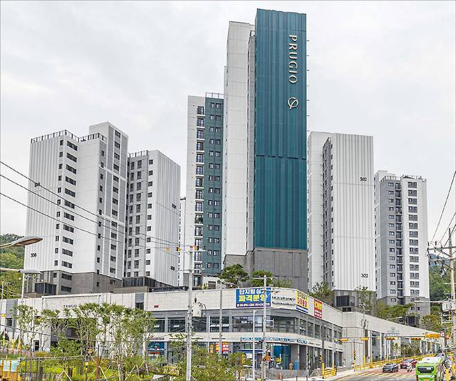 신림3구역 일대 재개발을 마치고 들어선 서울대벤처타운역푸르지오. (윤관식 기자)