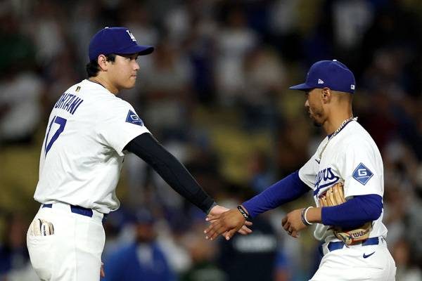 오타니가 무키 벳츠와 하이파이브를 나누고 있다. 사진= Getty Images/AFP= 연합뉴스 제공