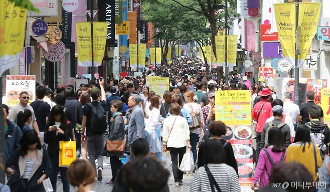 2016년 5월 1일 서울 중구 명동 거리가 관광객들로 가득 차 있다. 중국인 관광객들은  중국 노동절 연휴를 맞아 약 6만 3000여명이 한국을 방문했다.  /사진=이동훈 기자 photoguy@