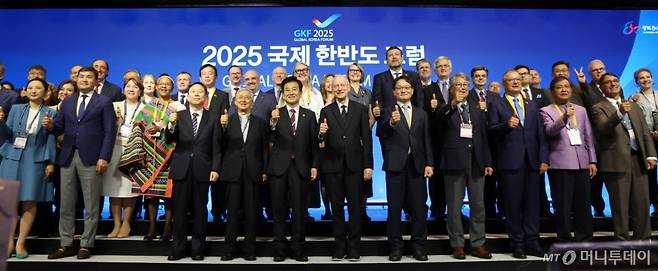 (서울=뉴스1) 임세영 기자 = 정동영 통일부 장관과 마이클 샌델 미국 하버드대 교수 및 참석자들이 18일 오전 서울 종로구 포시즌스 호텔에서 열린 2025 국제한반도포럼에서 기념 촬영을 하고 있다. 2025.9.18/뉴스1  Copyright (C) 뉴스1. All rights reserved. 무단 전재 및 재배포,  AI학습 이용 금지. /사진=(서울=뉴스1) 임세영 기자