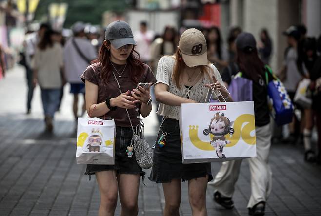27일 서울 중구 명동거리를 찾은 외국인 여행객들이 쇼핑백을 들고 이동하고 있다. 사진은 기사와 연관없음/사진=뉴시스