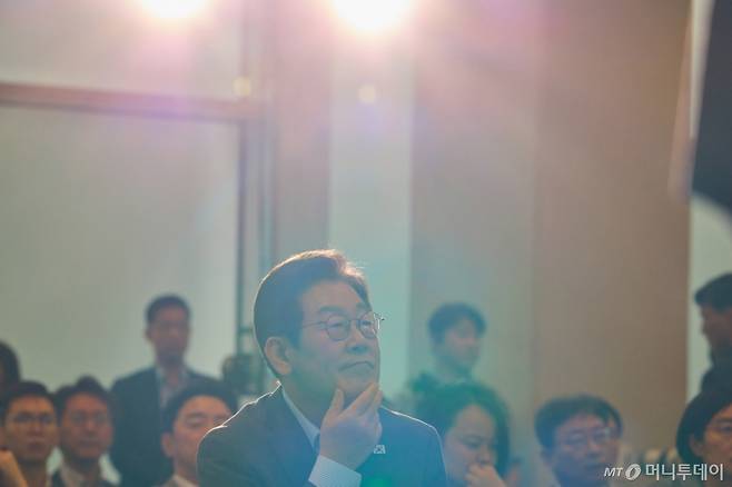 (서울=뉴스1) 이재명 기자 = 이재명 대통령이 지난 17일 경기도 성남시 스타트업 스퀘어에서 열린 청년 스타트업 상상콘서트에서 참석자의 발언을 듣고 있다. (이재명 대통령 SNS. 재판매 및 DB 금지)? 2025.9.18/뉴스1  Copyright (C) 뉴스1. All rights reserved. 무단 전재 및 재배포,  AI학습 이용 금지. /사진=(서울=뉴스1) 이재명 기자