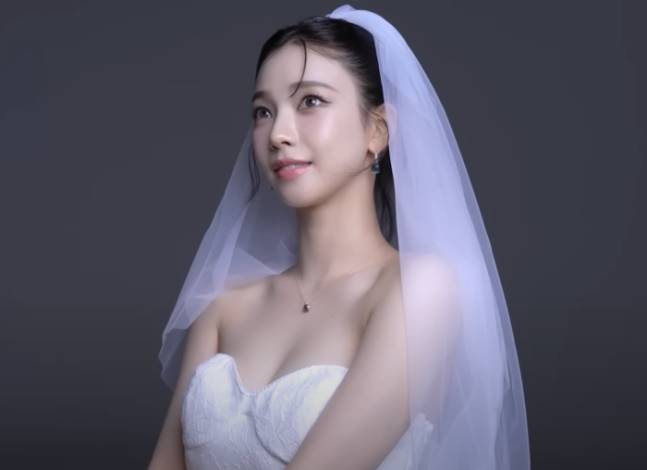 걸그룹 에스파 멤버 카리나가 순백의 웨딩드레스 자태로 우아함을 드러냈다. /사진=에스파 공식 유튜브 캡처