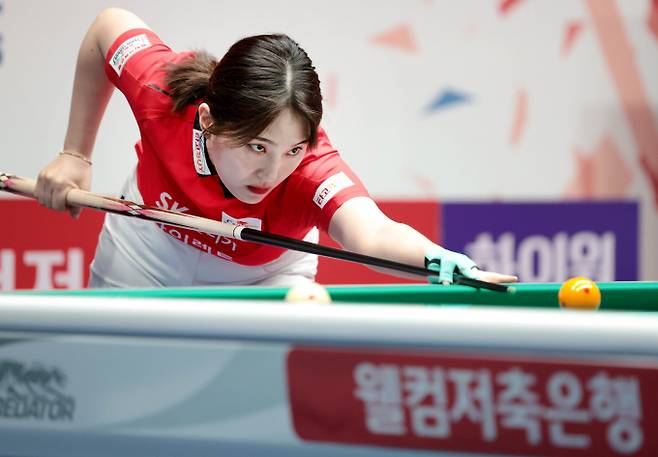 SK렌터카가 PBA 팀리그 3라운드 4알 차 경기에서 하이원리조트를 잡고 3연승을 달렸다. 사진은 지난 17일 경기 고양킨텍스 PBA스타디움에서 열린 웰컴저축은행 PBA 팀리그 2025-2026 3라운드 4일 차 경기에 나선 SK렌터카 강지은의 모습. /사진=프로당구협회(PBA) 제공