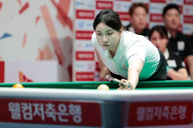 NH농협카드가 풀세트 접전 끝에 크라운 해태를 잡아내고 PBA팀리그 3라운드 3승을 기록했다. 사진은 지난 17일 경기 고양킨텍스 PBA스타디움에서 열린 웰컴저축은행 PBA 팀리그 2025-2026 3라운드 4일 차 경기에 나선 NH농협카드 김민아의 모습. /사진=프로당구협회(PBA) 제공