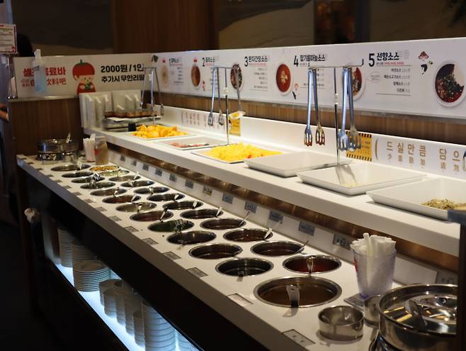 하이디라오에서는 나만의 소스를 만들어 먹을 수 있다. /사진=다이어리알