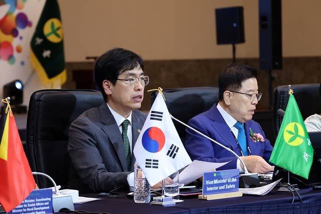 김민재(왼쪽) 행정안전부 차관이 17일 경북 경주 라한호텔에서 열린 2025 새마을글로벌협력국 장관회의 및 지구촌새마을지도자대회에 참석하여 개회 모두 발언을 하고 있다. 행안부 제공