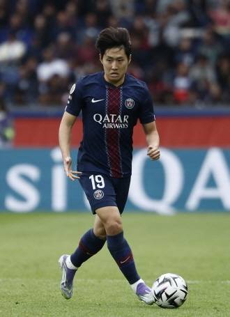 파리 생제르맹의 이강인이 18일(한국 시간) 프랑스 파리에서 열린 UEFA 챔피언스리그 리그 페이즈 1차전에서 드리블을 하고 있다. 로이터 연합뉴스