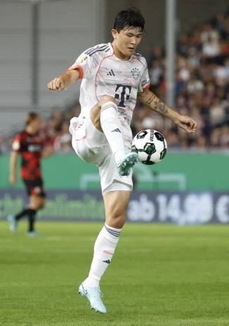 바이에른 뮌헨의 김민재가 18일(한국 시간) 독일 뮌헨에서 열린 UEFA 챔피언스리그 리그 페이즈 1차전에서 공을 컨트롤하고 있다. 로이터 연합뉴스