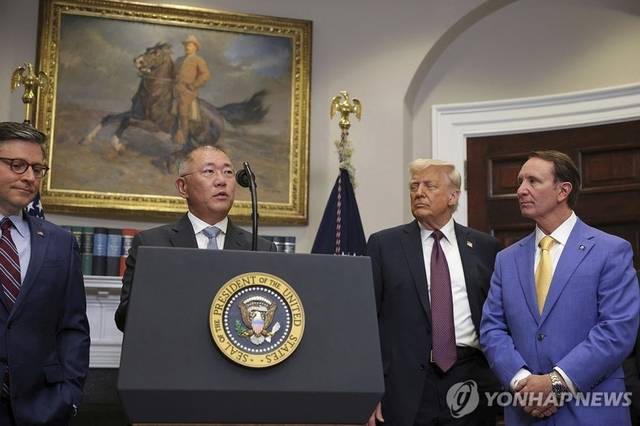 정의선(왼쪽 두 번째) 현대자동차그룹 회장이 지난 3월 24일 미국 워싱턴DC 백악관 루스벨트 룸에서 도널드 트럼프(〃세 번째) 대통령, 마이크 존슨(〃첫 번째) 하원의장, 제프 랜드리(〃네 번째) 루이지애나 주지사가 지켜보는 가운데 현대차그룹의 대미 투자 계획을 발표하고 있다. AP 연합뉴스