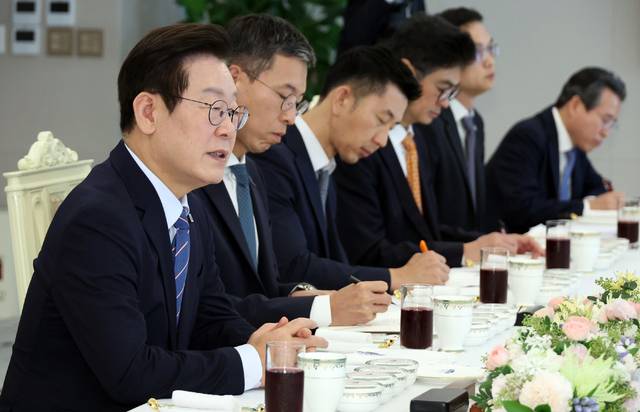 이재명 대통령이 18일 용산 대통령실에서 증권사 리서치센터장들과 오찬 간담회 중 발언하고 있다. 연합뉴스