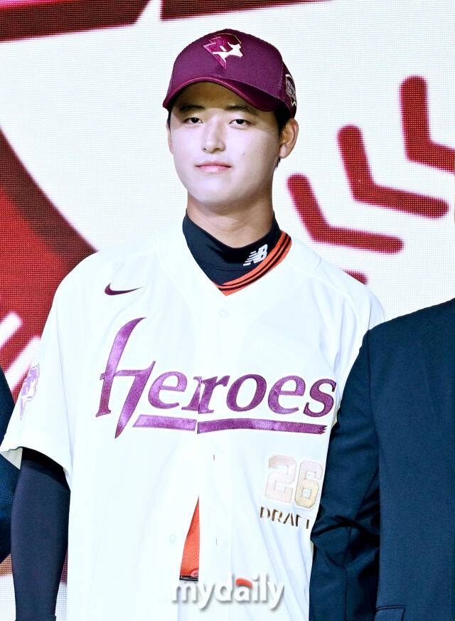 천안북일고 박준현이 17일 오후 서울 잠실 롯데호텔에서 진행된 '2026 KBO 신인 드래프트'에서 1라운드 1순위에 지명된 뒤 포즈를 취하고 있다. 이번 드래프트는 전면 드래프트 방식으로 총 11라운드에 걸쳐 진행되며, 총 1,261명의 대상자 중 최대 110명이 KBO 10개 구단의 새 식구로 합류하게 된다. 지명 순서는 2024시즌 최종 순위 역순에 따라 키움 히어로즈를 시작으로 NC 다이노스, 한화 이글스, 롯데 자이언츠, SSG 랜더스, KT 위즈, 두산 베어스, LG 트윈스, 삼성 라이온즈, KIA 타이거즈 순으로 진행된다./잠실 = 송일섭 기자