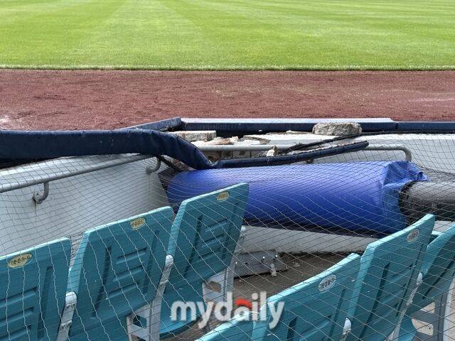 대구 삼성라이온즈파크의 1루 익사이팅존 그물망 폴대가 쓰러져있다./대구 = 박승환 기자