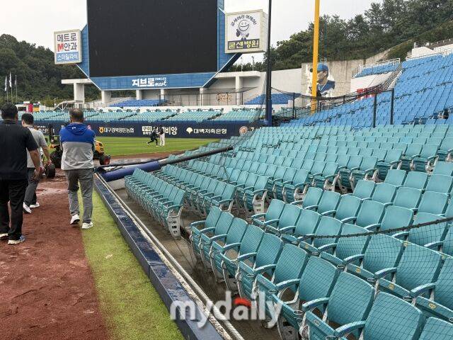 대구 삼성라이온즈파크의 1루 익사이팅존 그물망 폴대가 쓰러져있다./대구 = 박승환 기자