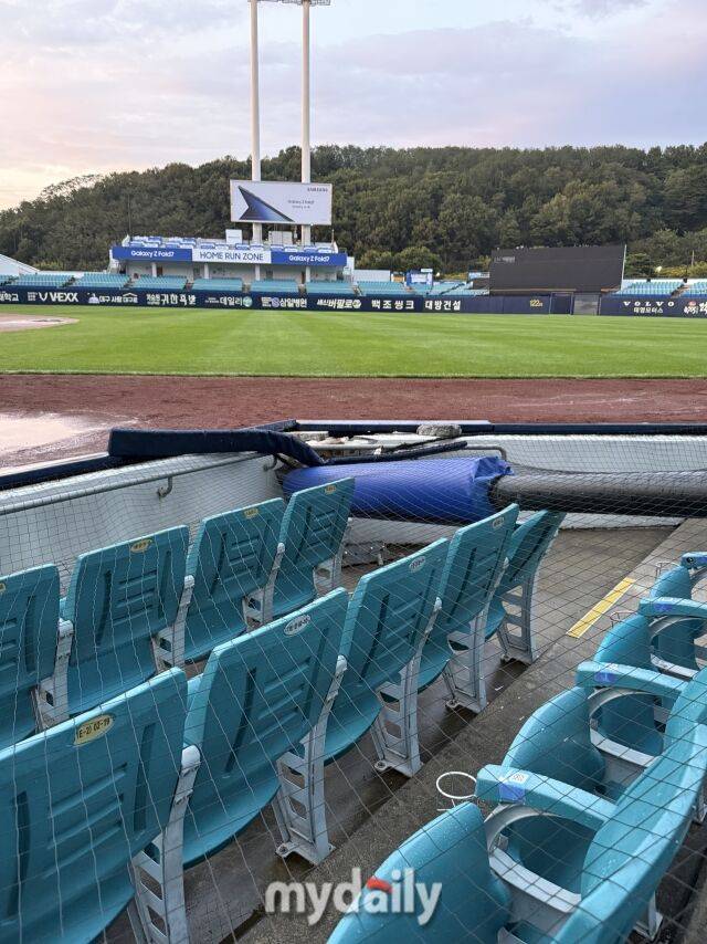 대구 삼성라이온즈파크의 1루 익사이팅존 그물망 폴대가 쓰러져있다./대구 = 박승환 기자