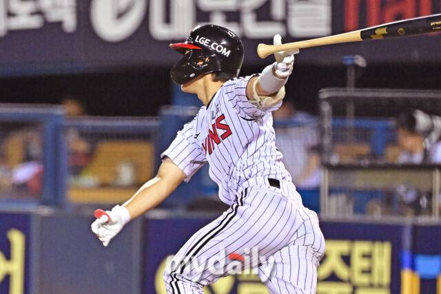 19일 서울 잠실야구장에서 열린 '2025 신한 SOL BANK KBO리그' 롯데 자이언츠와 LG 트윈스 경기. LG 구본혁이 6회말 첫 타자로 나와 안타를 치고 있다./마이데일리