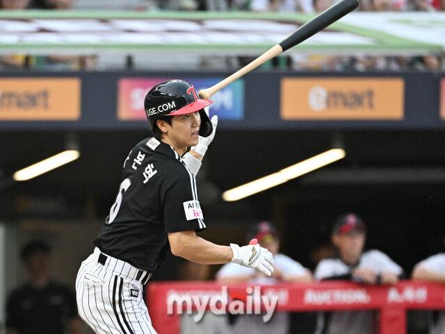 17일 오후 이넌광역시 문학동 인천SSG랜더스필드에서 진행된 '2025 프로야구 KBO리그' SSG랜더스와 LG트윈스의 경기. LG 구본혁이 4회초 2사 2루서 1타점 적시타를 터뜨리고 있다./마이데일리