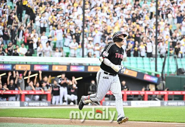 17일 오후 이넌광역시 문학동 인천SSG랜더스필드에서 진행된 '2025 프로야구 KBO리그' SSG랜더스와 LG트윈스의 경기. LG 김현수가 2회초 1사 1루서 2점홈런을 터뜨린 뒤 베이스를 돌고 있다./마이데일리
