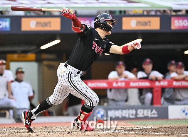 17일 오후 이넌광역시 문학동 인천SSG랜더스필드에서 진행된 '2025 프로야구 KBO리그' SSG랜더스와 LG트윈스의 경기. LG 박해민이 4회초 2사 2루서 1타점 적시타를 터뜨리고 있다./마이데일리