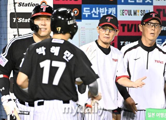 10일 오후 서울 잠실야구장에서 진행된 '2025 프로야구 KBO리그' 두산베어스와 LG트윈스의 경기. LG 염경엽 감독이 5회초 1사 1,2루서 오스틴의 적시타때 홈을 밟은 박해민과 환호하고 있다./마이데일리