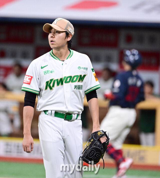 2025년 7월 23일 오후 서울 고척스카이돔에서 열린 '2025 신한 SOL뱅크 KBO 리그' 롯데 자이언츠와 키움 히어로즈의 경기. 키움 선발투수 하영민이 2회까지 무실점 투구를 한 뒤 야수들을 보고 있다./마이데일리