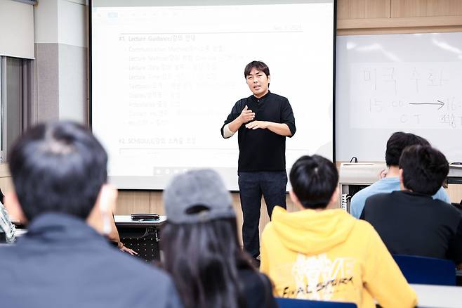 허세영 교사가 대구대 ‘미국 수어’ 수업 강의를 하고 있다.[대구대 제공]