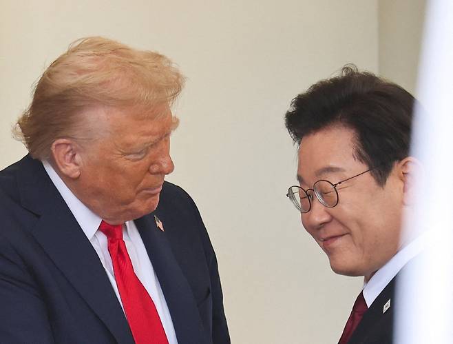 도널드 트럼프 미 대통령이 25일(현지시간) 미국 워싱턴 D.C. 백악관에서 이재명 대통령을 맞이하고 있다. [로이터]