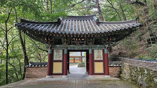 구미 해운사 사천왕문