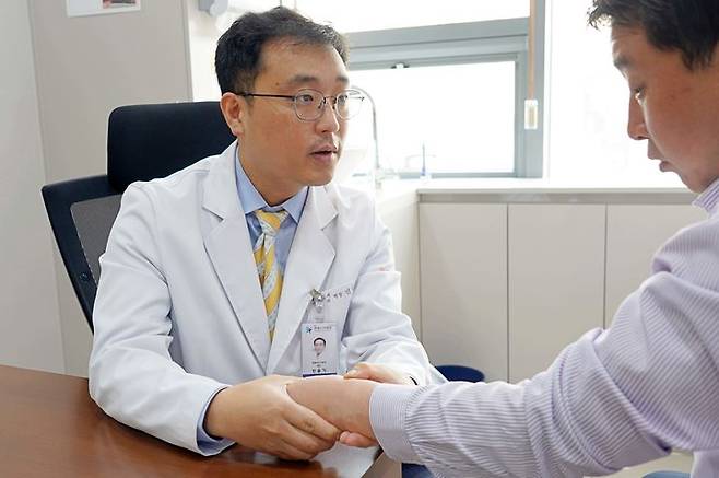 [서울=뉴시스] 18일 의료계에 따르면 손목건초염은 엄지를 움직이는 힘줄이 손목의 좁은 통로를 지날 때 마찰이 반복되며 염증이 생기는 상태로 비교적 흔하지만 방치하면 만성 손목통증으로 이어질 수 있다. (사진=연세스타병원) 2025.09.17. photo@newsis.com *재판매 및 DB 금지